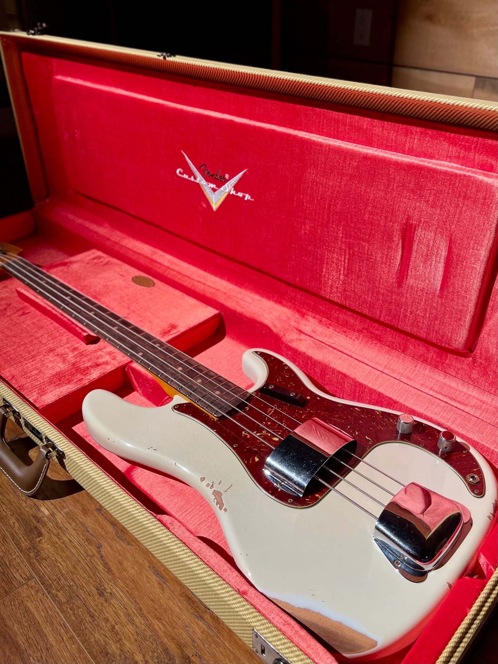 Fender Custom Shop 1960 Precision Bass Relic,  Rosewood Fingerboard, Super Faded Aged Olympic White