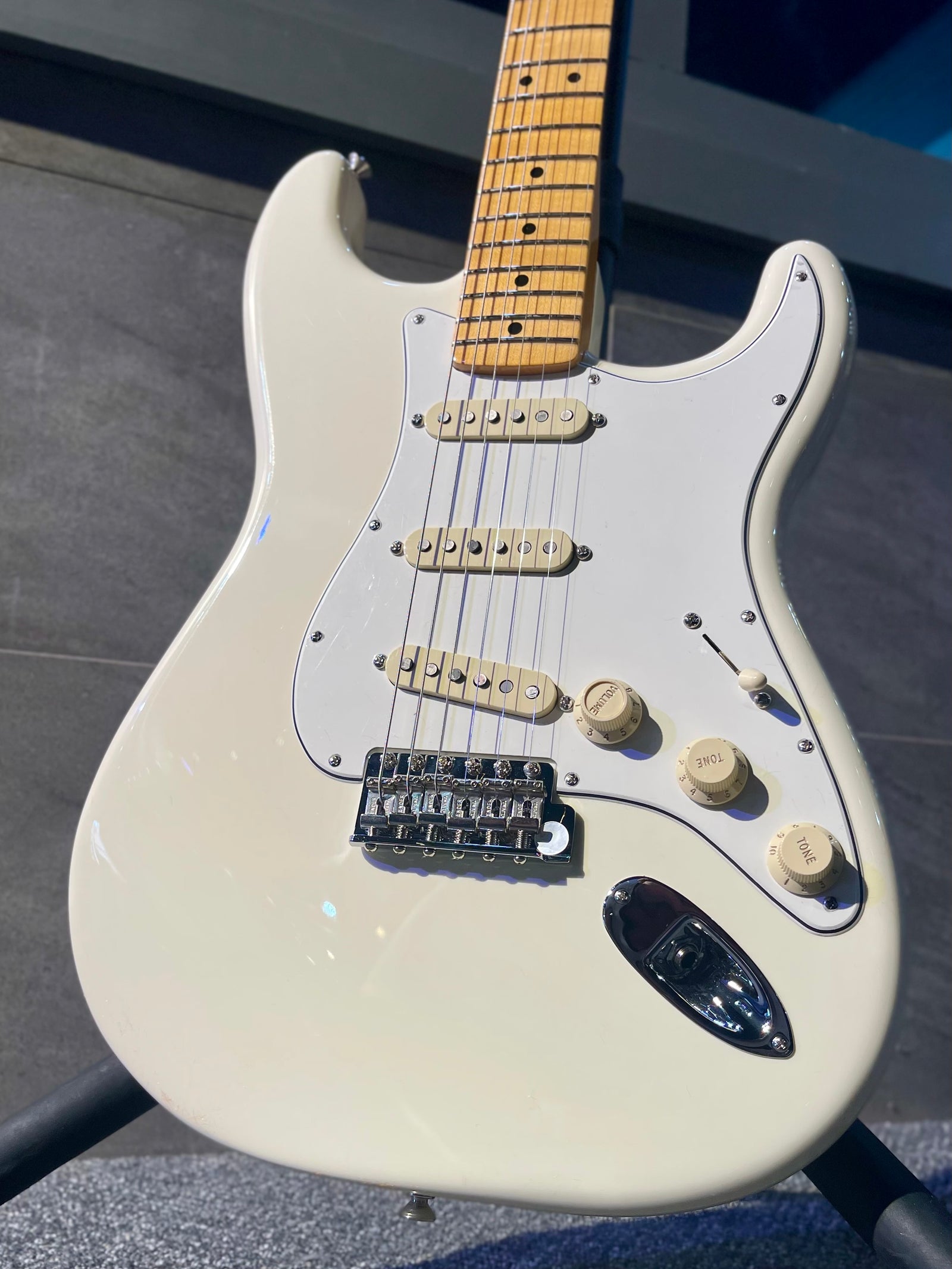 Fender Limited Edition American Vintage II 1973 Stratocaster, Maple Fingerboard, Olympic White