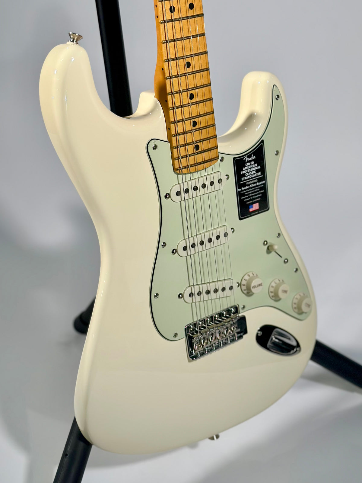 Fender Limited Edition Pro Classic Silent Stratocaster, Olympic White