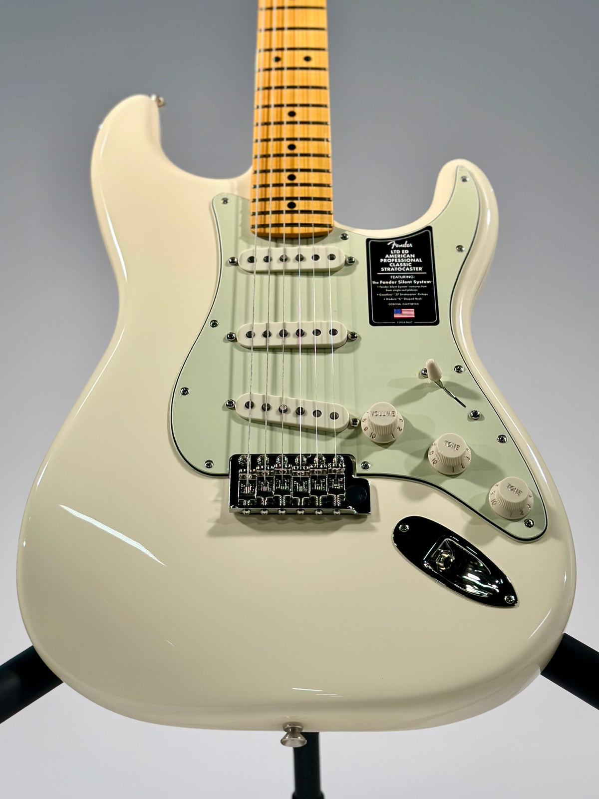 Fender Limited Edition Pro Classic Silent Stratocaster, Olympic White