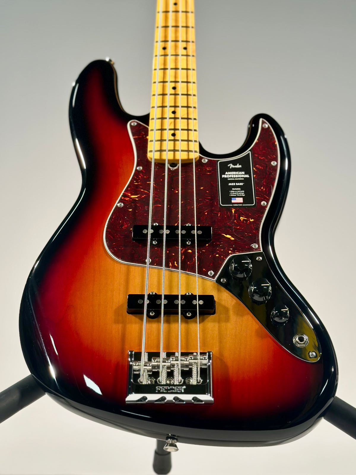 Fender American Professional Jazz Bass, 3-Color Sunburst