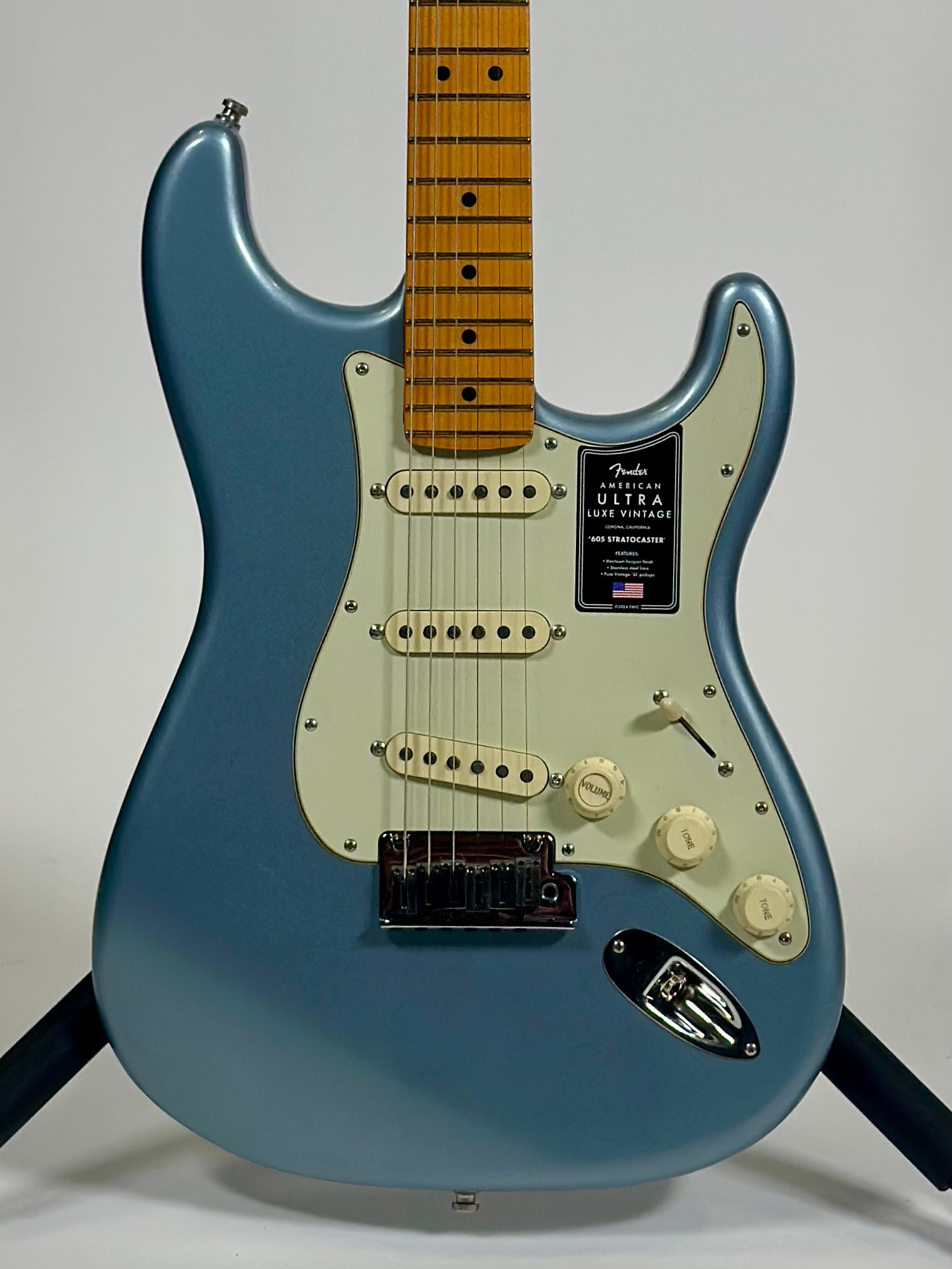 Fender Limited Edition American Ultra Luxe '60s Stratocaster, Maple Fingerboard, Ice Blue Metallic