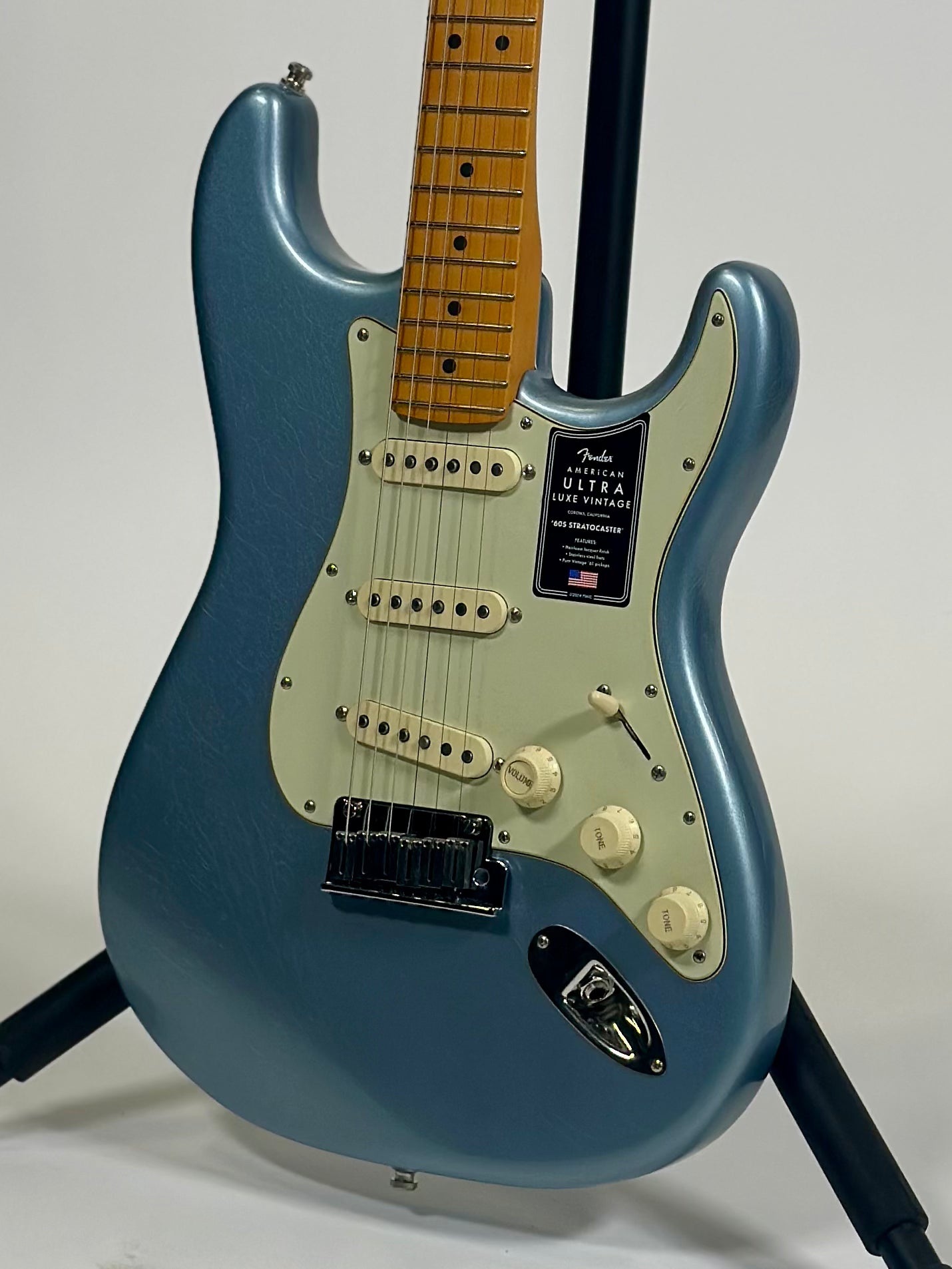 Fender Limited Edition American Ultra Luxe '60s Stratocaster, Maple Fingerboard, Ice Blue Metallic
